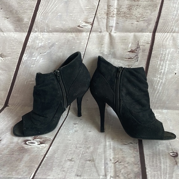 Delicious suede booties in 7.5 - Picture 3 of 8